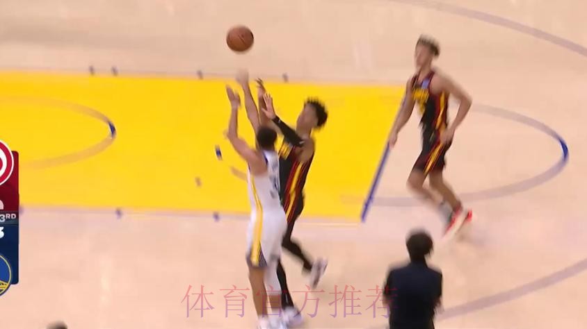 巴特勒倒地成功将球断下，库里追身三分命中勇士仅落后2分